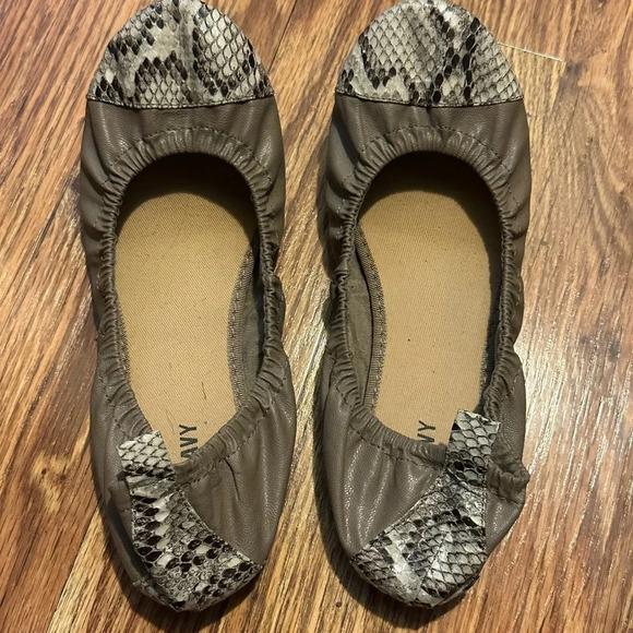 Old Navy ballet style flats - Picture 1 of 3